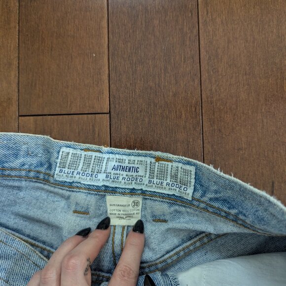 BLUE RODEO VINTAGE LIGHT WASH JEAN SHORTS - Picture 2 of 4